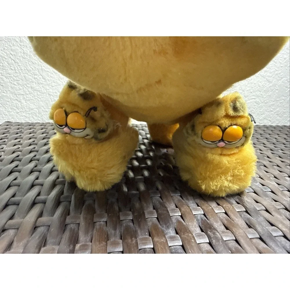 Vintage Garfield Plush Wearing Garfield Slippers Dakin 1981 Cat